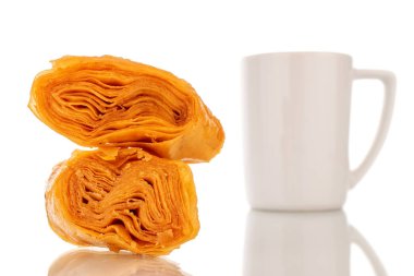 Beyaz fincanlı iki dilim bal baklavası, yakın plan, beyaz arka planda izole edilmiş..