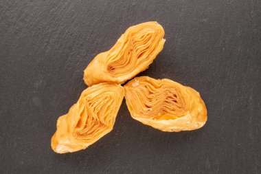 Üç parça tatlı bal baklavası kayrak taşı üzerinde, yakın plan, üst manzara..