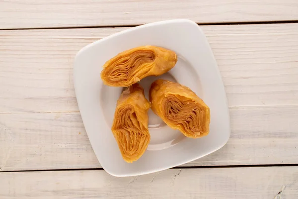 Três Pedaços Mel Doce Baklava Com Pires Cerâmica Branca Uma — Fotografia de Stock