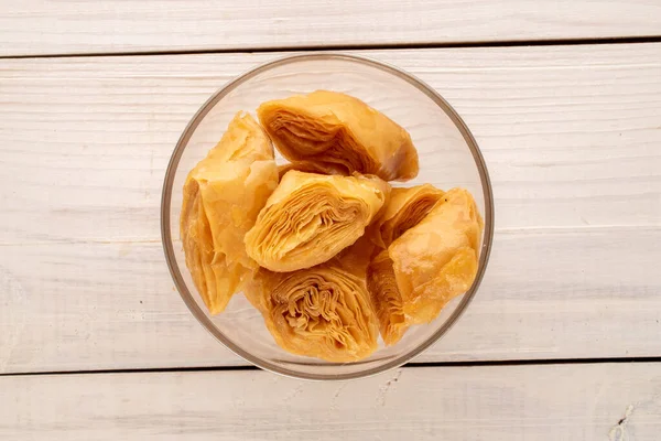 Mehrere Stücke Süßes Honig Baklava Einer Glasschüssel Auf Einem Holztisch — Stockfoto