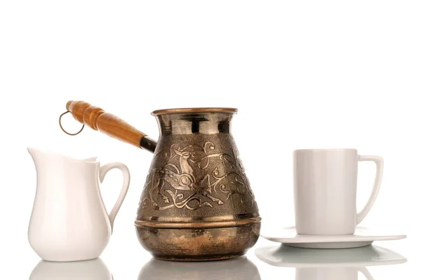 Jeden Turecký Cezve Měděný Kávovar Bílým Keramickým Šálkem Džbánem Mléko — Stock fotografie