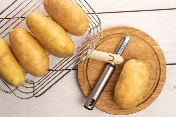 Few Fresh Peeled Organic Juicy Potatoes Basket Metal Wire Next — Stock Photo, Image