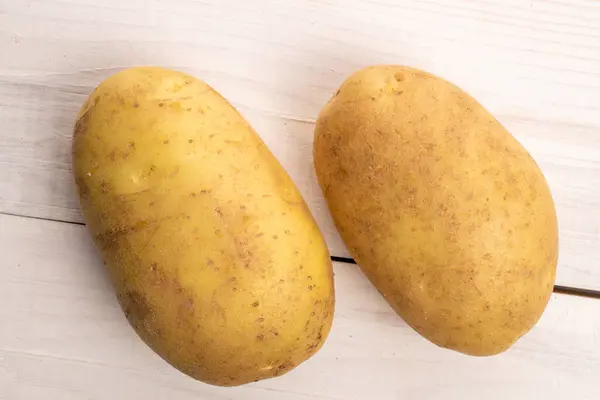 Dos Patatas Orgánicas Frescas Crudas Peladas Cerca Sobre Fondo Madera —  Fotos de Stock
