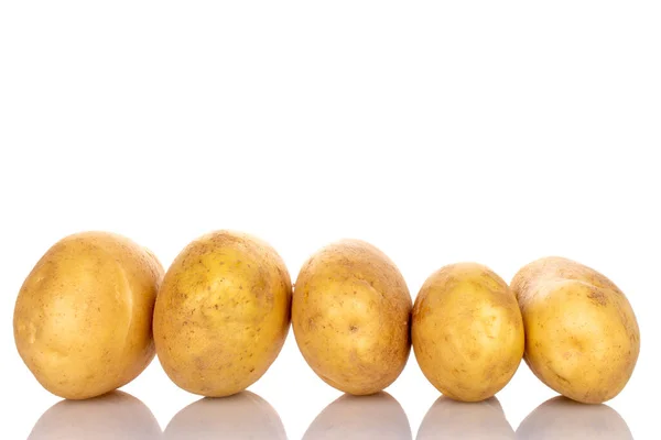 Birkaç taze, soyulmamış, pişmemiş, organik, sulu patates..