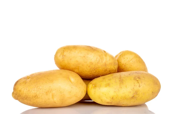 Кілька Свіжих Очищених Неварених Органічних Соковитих Картоплин Білому Тлі — стокове фото