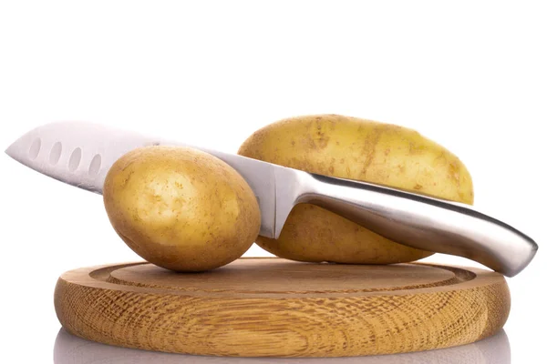 两个新鲜的 没有剥皮的生的 有机的 多汁的土豆 在圆圆的竹盘上有一把金属刀 白色背景 — 图库照片