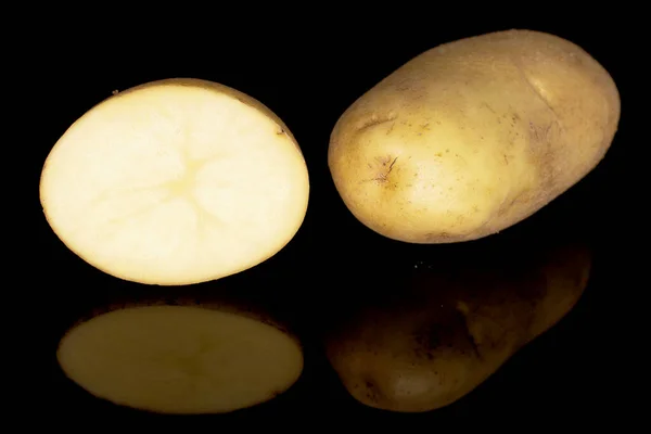 Одна Половина Свіжої Очищеної Сирої Органічної Соковитої Картоплі Макро Чорному — стокове фото