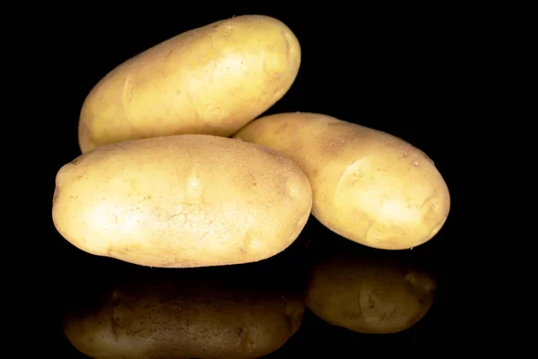 Tres Patatas Sin Pelar Crudas Orgánicas Jugosas Sobre Fondo Negro —  Fotos de Stock