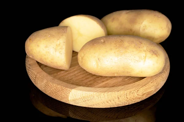 Дві Цілі Дві Половини Свіжої Очищеної Сирої Органічної Соковитої Картоплі — стокове фото