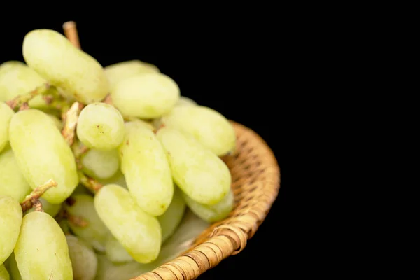 Racimo Uvas Blancas Sin Semillas Plato Cerámica Cerca Aisladas Sobre — Foto de Stock