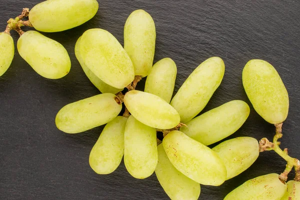 Racimo Uvas Blancas Sin Semillas Una Piedra Pizarra Primer Plano — Foto de Stock