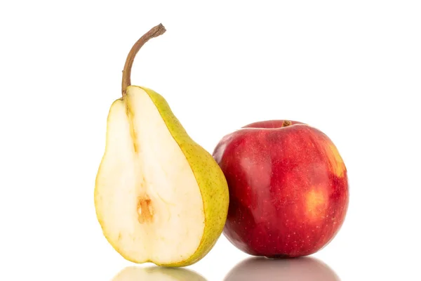 Eine Hälfte Einer Saftigen Gelben Birne Und Ein Roter Apfel — Stockfoto