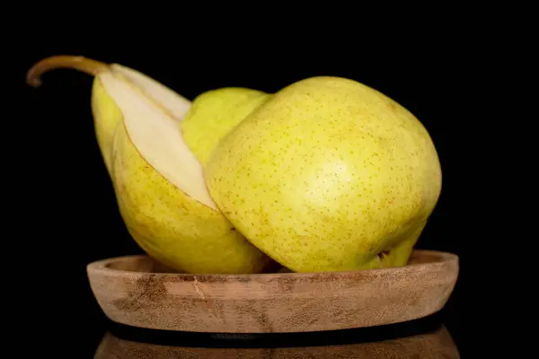 Dos Mitades Una Jugosa Pera Amarilla Sobre Platillo Madera Cerca — Foto de Stock