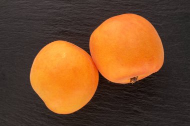 İki tatlı kayısı kayrak taşında, yakın çekim, üst manzara..