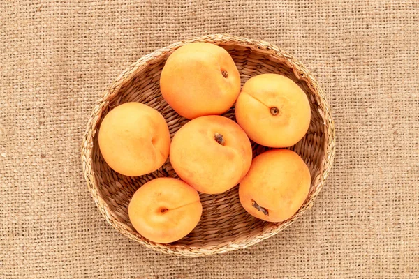 Plusieurs Abricots Sucrés Juteux Avec Une Assiette Paille Sur Toile — Photo
