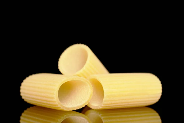 Tepelně Neupravené Cannelloni Těstoviny Detailní Záběr Izolované Černém Pozadí — Stock fotografie