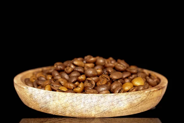 Pražená Aromatická Kávová Zrna Dřevěném Podšálku Zblízka Izolovaná Černém Pozadí — Stock fotografie