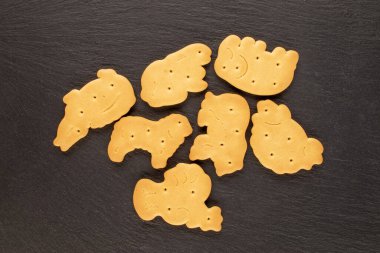 Tahta bir taşın üzerinde birkaç ev yapımı zoolojik kurabiye, yakın plan, üst görünüm..