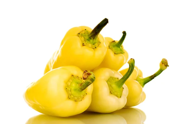 Mehrere Leuchtend Gelbe Paprika Nahaufnahme Isoliert Auf Weißem Hintergrund — Stockfoto