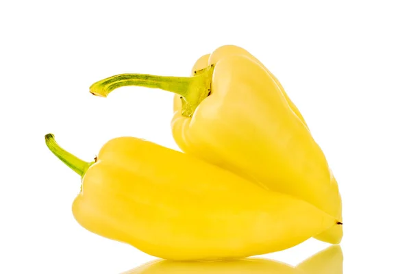 Zwei Leuchtend Gelbe Paprika Nahaufnahme Isoliert Auf Weißem Hintergrund — Stockfoto