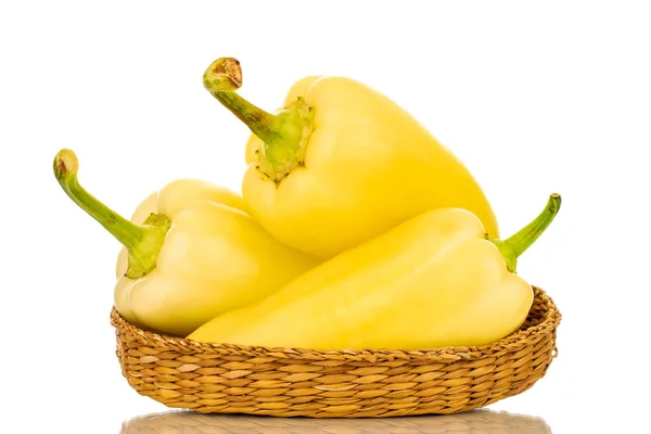 Drei Leuchtend Gelbe Paprika Einem Strohteller Großaufnahme Isoliert Auf Weißem — Stockfoto