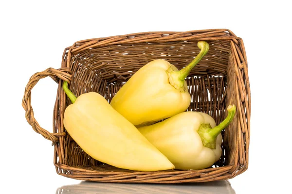 Drei Leuchtend Gelbe Paprika Einem Korb Nahaufnahme Isoliert Auf Weißem — Stockfoto