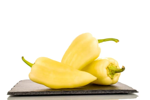 Drei Leuchtend Gelbe Paprika Auf Einem Schieferstein Nahaufnahme Isoliert Auf — Stockfoto