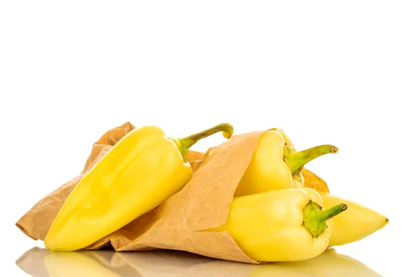 Drei Leuchtend Gelbe Paprika Mit Einer Papiertüte Nahaufnahme Isoliert Auf — Stockfoto