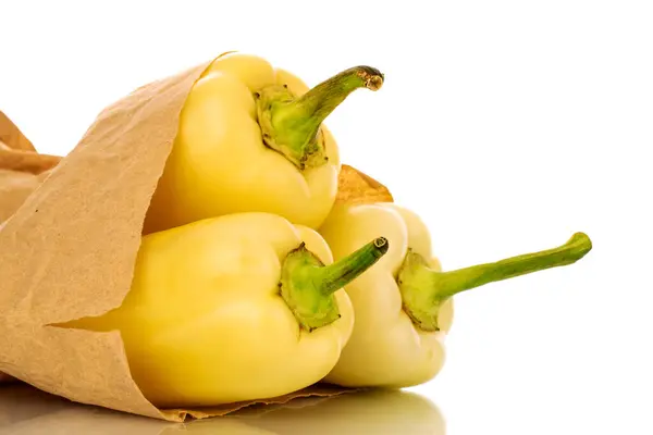 Drie Felgele Paprika Met Een Papieren Zak Close Geïsoleerd Een — Stockfoto