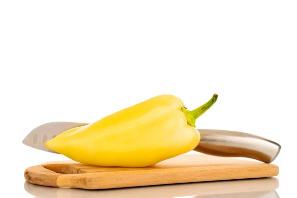 Eine Leuchtend Gelbe Paprika Mit Einem Messer Auf Einem Schneidebrett — Stockfoto