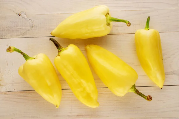 Mehrere Leuchtend Gelbe Paprika Auf Einem Holztisch Nahaufnahme Draufsicht — Stockfoto