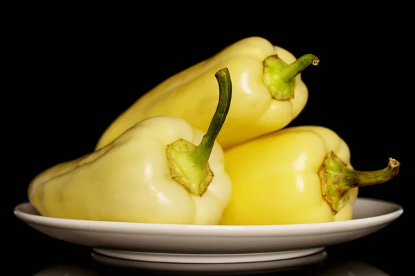 Drei Leuchtend Gelbe Paprika Einem Keramikteller Großaufnahme Isoliert Auf Schwarzem — Stockfoto