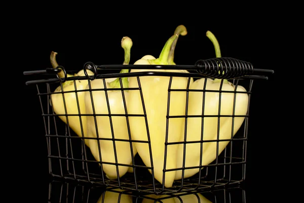 Vários Pimentos Doces Amarelos Brilhantes Uma Cesta Close Isolados Fundo — Fotografia de Stock