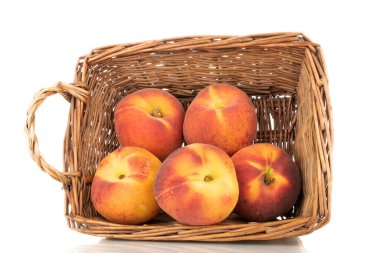 Sepette birkaç tatlı organik şeftali, yakın plan, beyaz arka planda izole edilmiş..