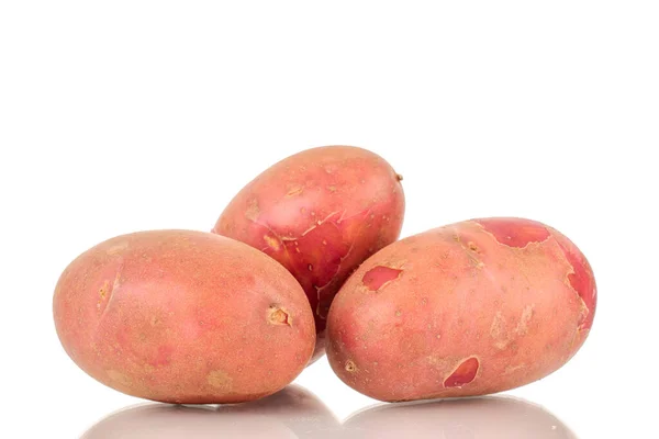 Trójka Organicznych Różowych Ziemniaków Zbliżenie Izolowane Białym Tle — Zdjęcie stockowe