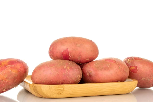 Αρκετές Οργανικές Ροζ Πατάτες Δίσκο Μπαμπού Κοντινές Απομονωμένες Λευκό Φόντο — Φωτογραφία Αρχείου
