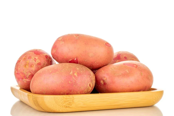 Diverse Biologische Roze Aardappelen Een Bamboelbak Close Geïsoleerd Een Witte — Stockfoto