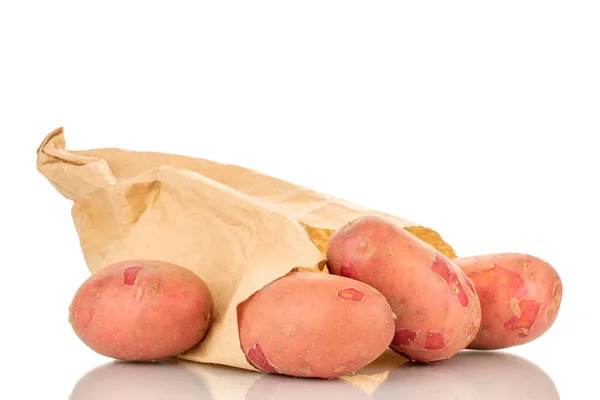 Kilka Organicznych Różowych Ziemniaków Papierową Torbą Kraft Zbliżenie Izolowane Białym — Zdjęcie stockowe