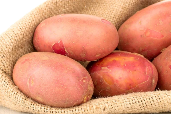 Αρκετές Οργανικές Ροζ Πατάτες Μια Τσάντα Γιούτα Κοντινό Πλάνο — Φωτογραφία Αρχείου