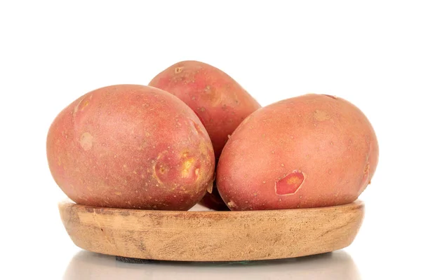 Trzy Organiczne Różowe Ziemniaki Drewnianym Spodku Zbliżenie Izolowane Białym Tle — Zdjęcie stockowe
