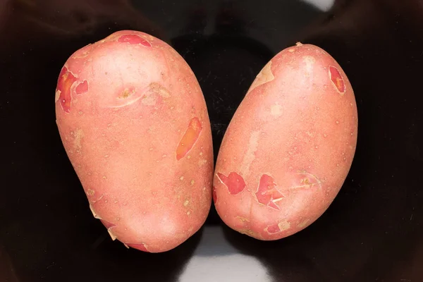 Дві Органічні Рожеві Картоплі Чорній Керамічній Тарілці Крупним Планом Вид — стокове фото