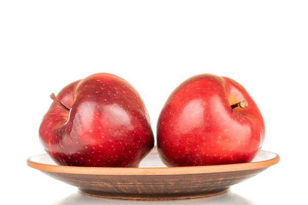 Dos Manzanas Rojas Maduras Plato Barro Cerca Aisladas Sobre Fondo — Foto de Stock