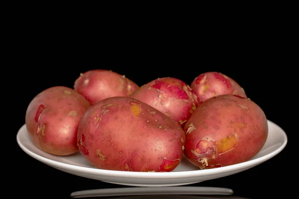 Varias Papas Rosadas Sin Pelar Plato Cerámica Blanca Cerca Aisladas —  Fotos de Stock