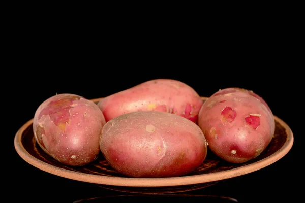 Αρκετές Ξεφλουδισμένες Ροζ Πατάτες Πήλινο Πιάτο Κοντινές Απομονωμένες Μαύρο Φόντο — Φωτογραφία Αρχείου