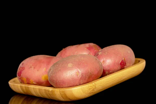 Mehrere Ungeschälte Rosa Kartoffeln Auf Einem Bambusteller Großaufnahme Isoliert Auf — Stockfoto
