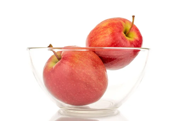 Dos Jugosas Manzanas Rojas Tazón Vidrio Cerca Aisladas Sobre Fondo — Foto de Stock