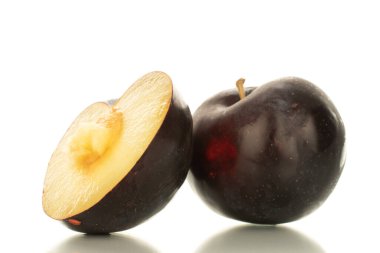 Bir buçuk tatlı, koyu mor erik, yakın plan, beyaz üzerine izole..