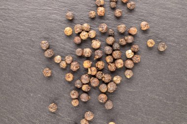 Kuru kokulu siyah biber, kayrak taşı üzerinde, yakın plan, üst manzara..