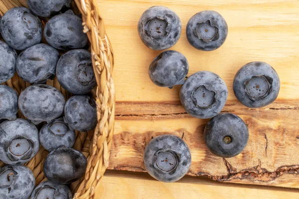 Hasır çatal bıçaklı organik yaban mersini, yakın plan, ahşap masa, üst görüş.