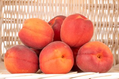 Sepette bir kaç tane olgun kırmızı kayısı, yakın plan..